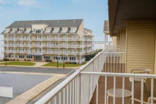 Boardwalk One- Studio w Balcony and Partial Ocean View - 1