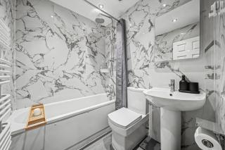 Elegant Stay In London with Patio & Private Parking, 7 mins walk to Norbury Station - 6