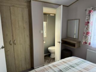 Homely Caravan With Outside Decking At Broadland Sands Ref 20319Bs - 2