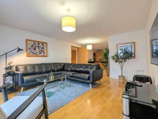 Spacious 2-Bedroom Apt in Heart of City Centre - 3