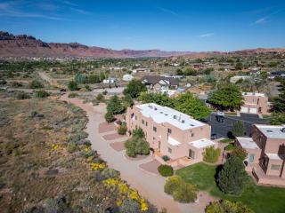 Golf Course, Fireplace , BBQ, Private Patio, Pet Friendly, Seasonal Pool - 5