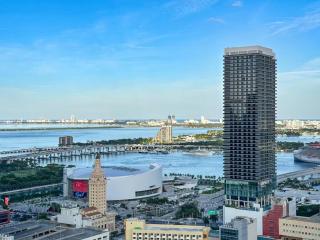 Skyline Views & Rooftop Pool Free Parking - 6