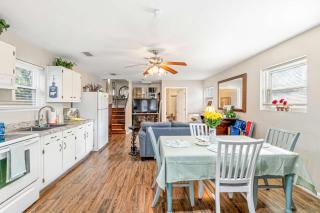 Beach Barn - 5min to Pcola Beach , Full Kitchen - 8