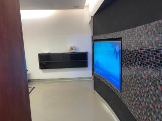 شقة فندقية فاخرة للإيجار Luxury Serviced Apartment Prime Location - 2