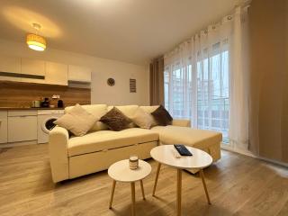 2 Bedroom Apartment for 6 with Private Parking - Elevator - High-Speed WiFi - 8