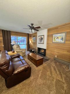 Paws and Powder- Short Walk to Lifts and Pet Friendly - 0