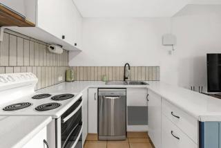 The Palms - Poolside Escape near the Esplanade & CBD - 3