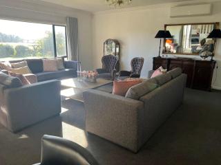 Hosts on the Coast Country Retreat - 4