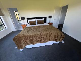 Hosts on the Coast Country Retreat - 2