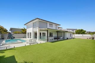 Putt Putt - Pool Slide - 100m to Beach - Ultimate Family Entertainer - 1