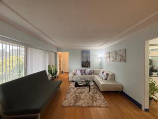 Charming Bright 3BR House - Upper Level Suite - 8