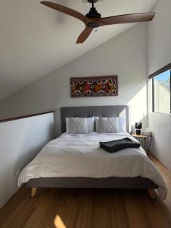 Architecturally designed cabin with outdoor bathtub and fireplace with more than 30 five stars rating - 2