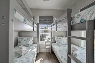 Nautical Nest-1 Block to the Beach,Newly Renovated - 4