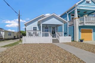 Nautical Nest-1 Block to the Beach,Newly Renovated - 2
