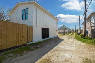 Hip-Nautic - Carriage House - King Beds near Beach - 1