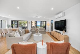 Bright Beachside Family House with Ocean Views - 7