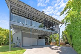 Family-Sized Retreat with Private Garage - 9