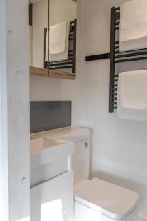 Stylish 3-Bed Home - 2 Mins to Beach & Town - 3