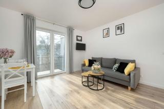 Cosy Apartment with Balcony by Noclegi Renters - 0