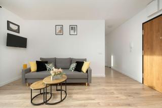 Cosy Apartment with Balcony by Noclegi Renters - 3