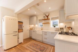 Hidden Cozy 2BR Riverside Richmond Gem - Pass the Keys - 7