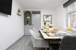 Spacious 4BR Cardiff House By Homesy Vacation Rental - Free Parking & Free Wi-Fi - 1
