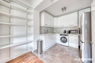 Spacious 1-bedroom in a trendy & lively area 11th - 3
