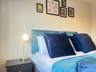 Large Drive and Garden - 5