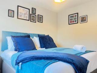 Large Drive and Garden - 6