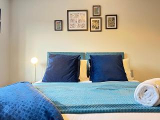 Large Drive and Garden - 9