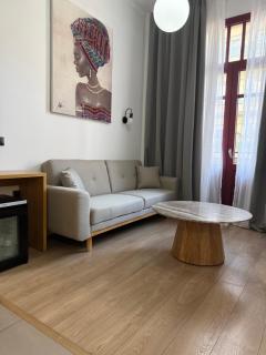 The Maroon Bottle Hotel - 9