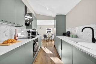 2BR - Fast Wi-Fi - Work Space - Free Parking - 2