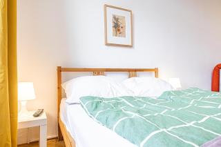 Private Rooms in a Comfy 4BR Apartment with Garden by Lorenz Böhler - 3