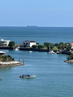 Premium 2BR Beachfront Suit with Pool and Parking - 2