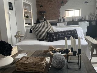 Bellamore - Stylish Loft Studio with Sea Views - 6