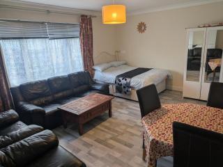 DACH Apartments - Cozy 3 bed Apartment in Hendon - 0