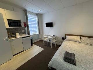 Goulden Studio 4 - 5
