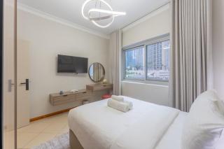 Prestigious 2BR with nice View of Marina Dubai - 2