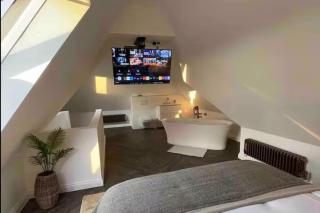 Hot tub - Bbq - Garden - Parking - Sleeps 8 - 1