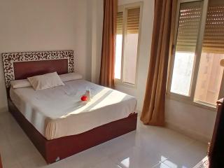 شقة غرفتين مفروشة فرش راقي داخل كمبوند هادئ في السادس من أكتوبر خطوات للأهرامات و جامعة زويل والمتحف المصري الكبير - 6