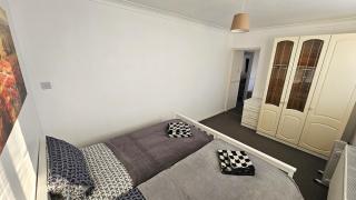Peaceful Town Flat Near Iconic Landmarks - 2