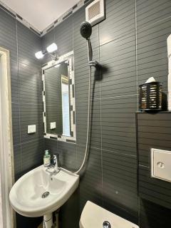 Cozy 1-Bedroom Central Flat - 2