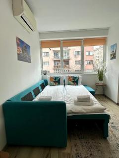 Cozy 1-Bedroom Central Flat - 1