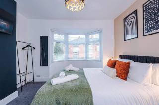 Spacious 4BR Home - Walk to Metrolink - Free Parking - Sleeps 8 - 7