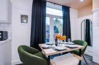 Spacious 4BR Home - Walk to Metrolink - Free Parking - Sleeps 8 - 6