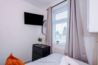 Spacious 4BR Home - Walk to Metrolink - Free Parking - Sleeps 8 - 2