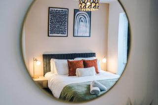Spacious 4BR Home - Walk to Metrolink - Free Parking - Sleeps 8 - 1