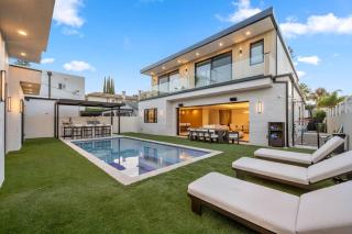 Lindley Encino lux central new construction pool - 9