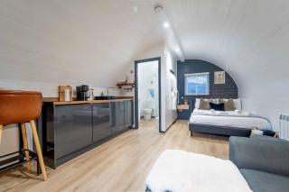 Apex Studio Pod and Jacuzzi Bath - 9