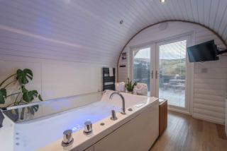 Apex Studio Pod and Jacuzzi Bath - 3